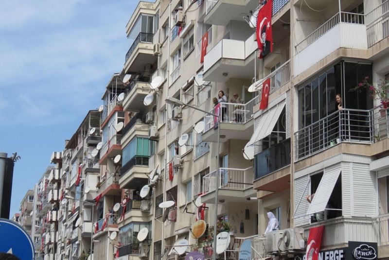İzmir polisinden 23 Nisan korteji! Vatandaşlar balkondan alkışlarla destek verdi
