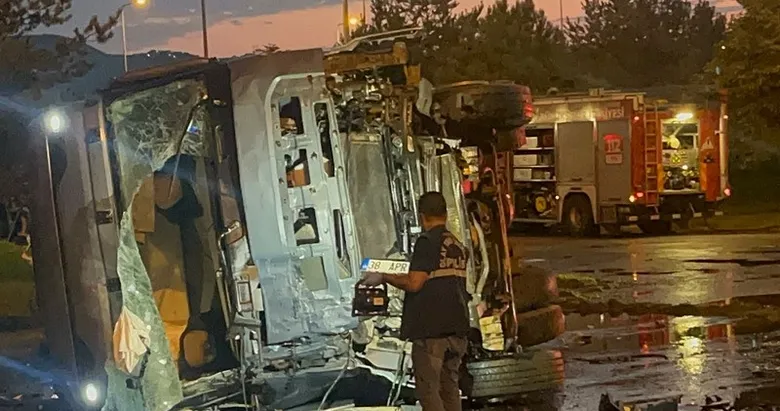 Kayseri’de feci kaza! Yolcu otobüsü ile akaryakıt tankeri çarpıştı: 2’si ağır 35 yaralı