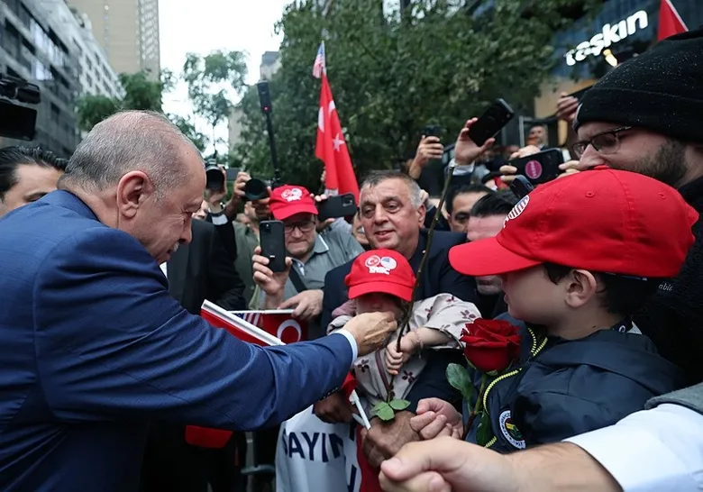 baskan-erdogan-abddeki-turkevine-girisinde-sevgi-gosterileriyle-karsilandi-1789970959322.jpeg