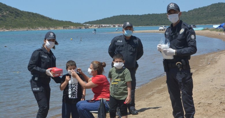 Balıkesir polisi parklarda oynayan çocuklara maske ve çikolata ikram etti