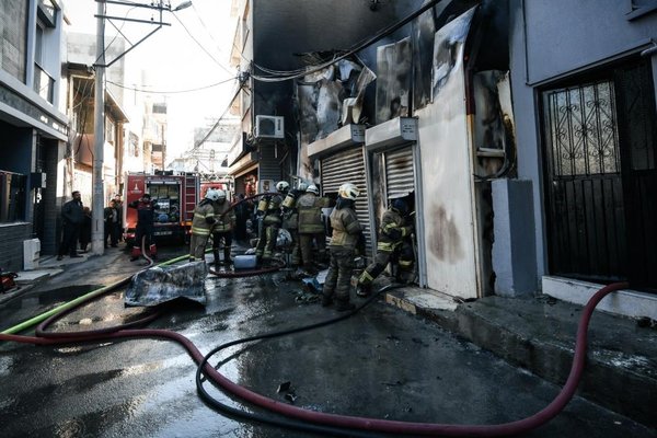 Kısa süreli paniğe yol açtı: İzmir’de iş yerinde yangın