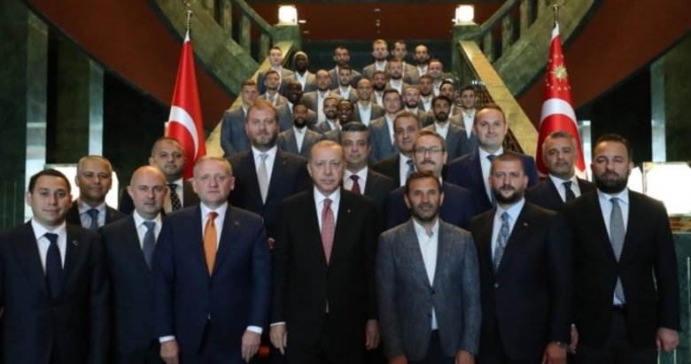 Başkan Erdoğan Süper Lig şampiyonu Medipol Başakşehir’i kabul etti