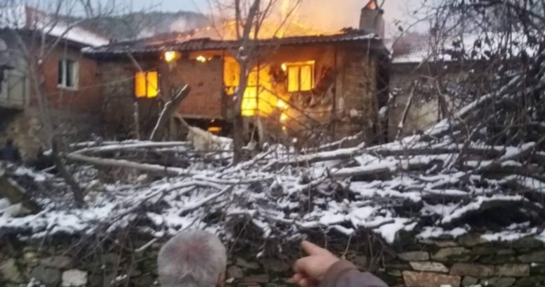 İzmir Ödemiş’te çıkan yangında iki katlı ev kül oldu