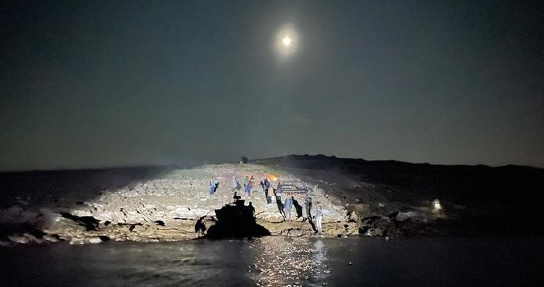 Denizde mahsur kalmışlardı! İzmir açıklarında 50 kaçak göçmen kurtarıldı