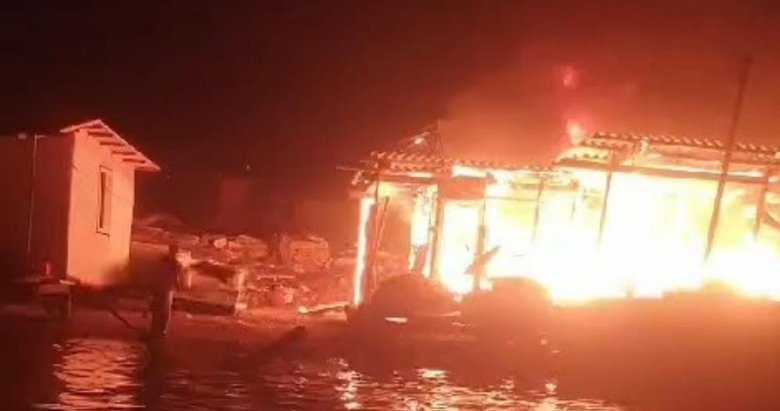 Yanan evini denizden kovayla su atarak söndürmeye çalıştı