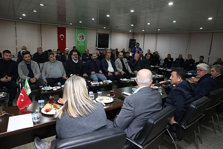 Hal esnafıyla sahur yaptı: Dağ’dan 5 yıl sonunda yol sorunu bırakmama sözü!