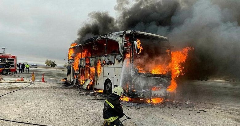 İzmir’den Hatay’a giden otobüs alev topuna döndü
