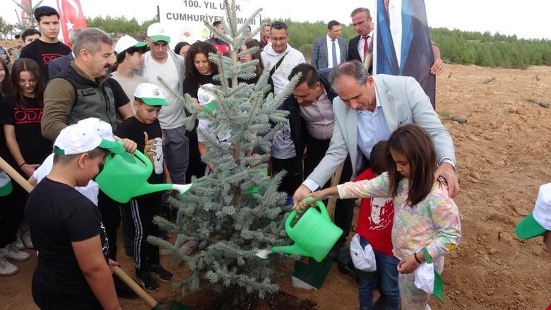Uşak’ta cumhuriyetin 100. yılı heyecanı! 1923 fidan dikildi