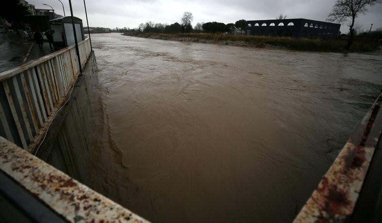 Çanakkale’de Kocabaş Çayı taştı! Araçlar su altında kaldı