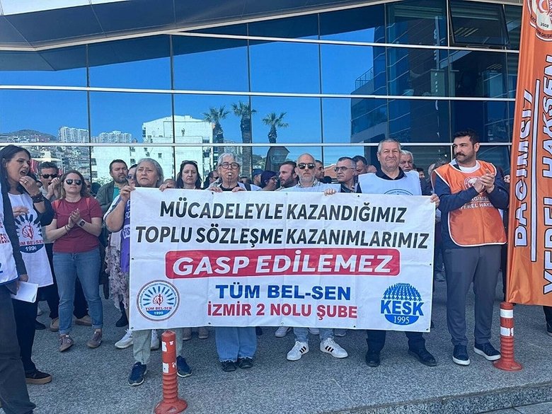 izmir-bayrakli-belediyesinde-memurlar-eylemde-tum-haklarimizi-kullanmaktan-geri-durmayacagiz-1777289559688.jpeg