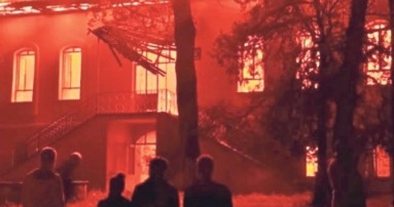 100 yıllık okul kül oldu