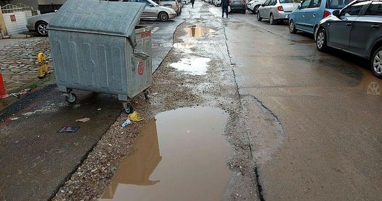 Karabağlar’da bozuk yol çilesi: Belki 50 kez Belediyeye müracaat ettik, bir sonuç alamadık