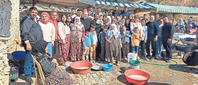 88’lik nine 100’ncü torunu için yemek düzenledi