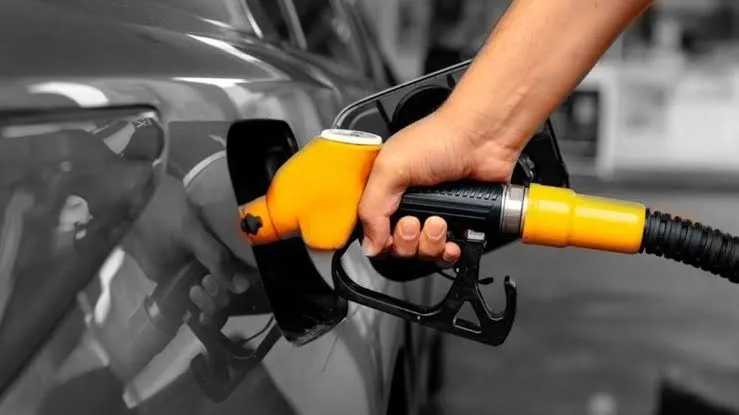 benzine-indirim-mi-geldi-20-ekim-sali-akarkayit-fiyatlari-motorine-mazota-indirim-ya-da-zam-var-mi-1792470184382.jpeg