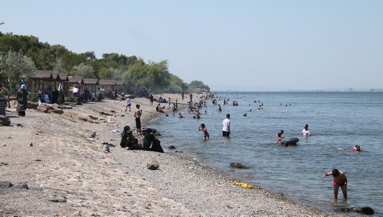 İzmirliler pazar günü piknik alanı ve Kordon’a akın etti