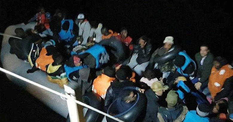 Lastik botları su alan 48 düzensiz göçmen kurtarıldı