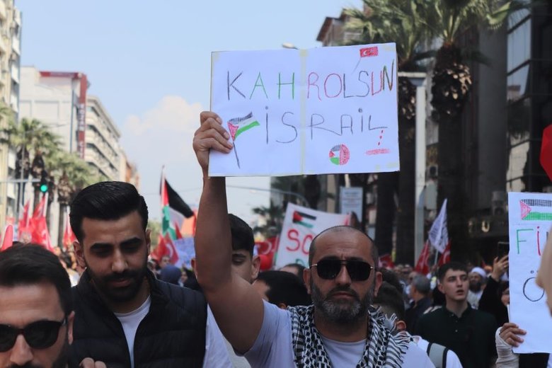 İzmir’de binlerce vatandaş Gazze’ye destek için yürüdü
