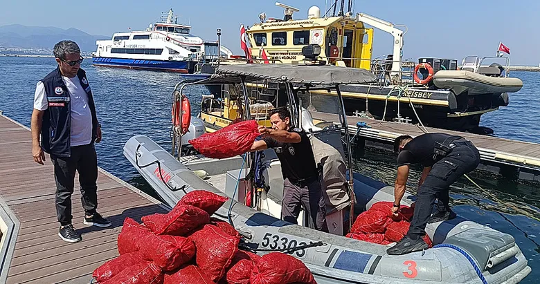 Balçova açıklarında yasa dışı avcılık: 560 kilo kara midyeye el konuldu