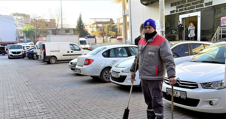 İzmir’de temizlik işçisi bulduğu para dolu cüzdanı polise teslim etti