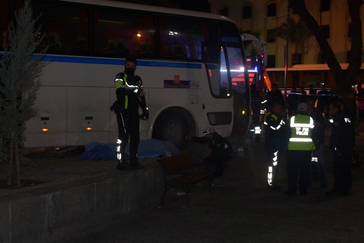 İzmir’de servis otobüsü yayaların arasına daldı