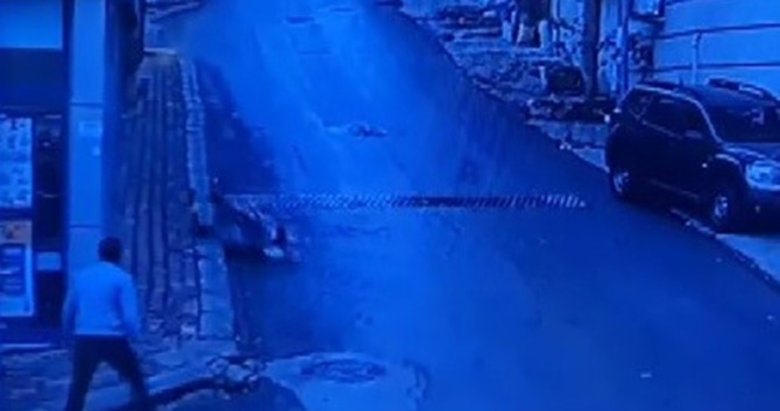 İzmir’de yürekleri ağza getiren olay! Bebek arabası yokuş aşağı böyle kaydı