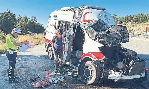 kutahyada-ambulans-tira-carpti-hasta-oldu-1782324934539.jpeg