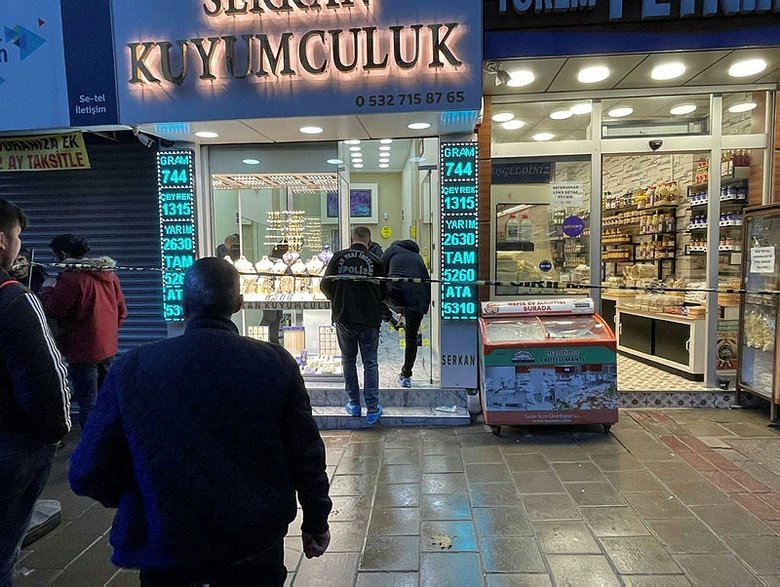İzmir’de kuyumcuyu silahla vurup altınları çalan şüpheli yakalandı