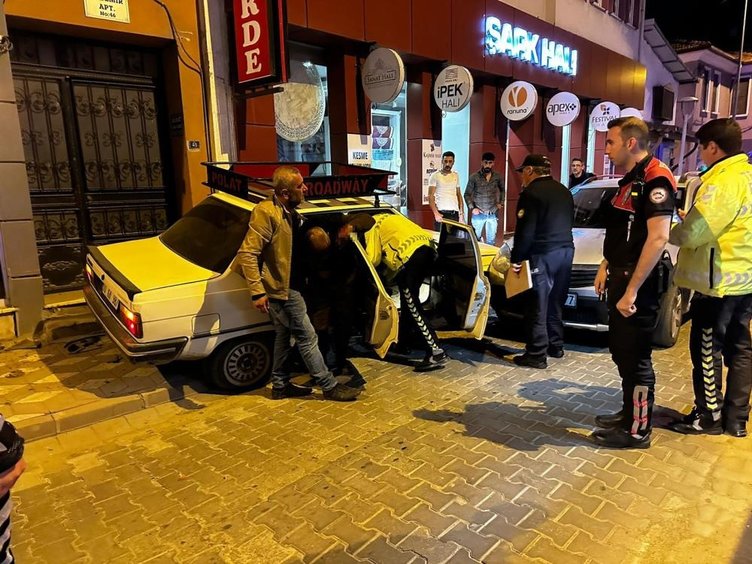 Balıkesir’de ilginç olay! Yaralıları hastaneye götürürken kandan etkilenerek fenalaştı, kendisi de kaza yaptı