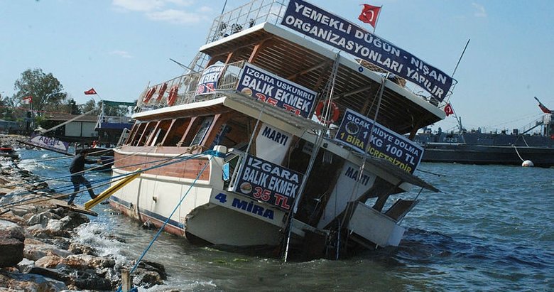 İzmir’de şiddetli rüzgar tekneyi devirdi