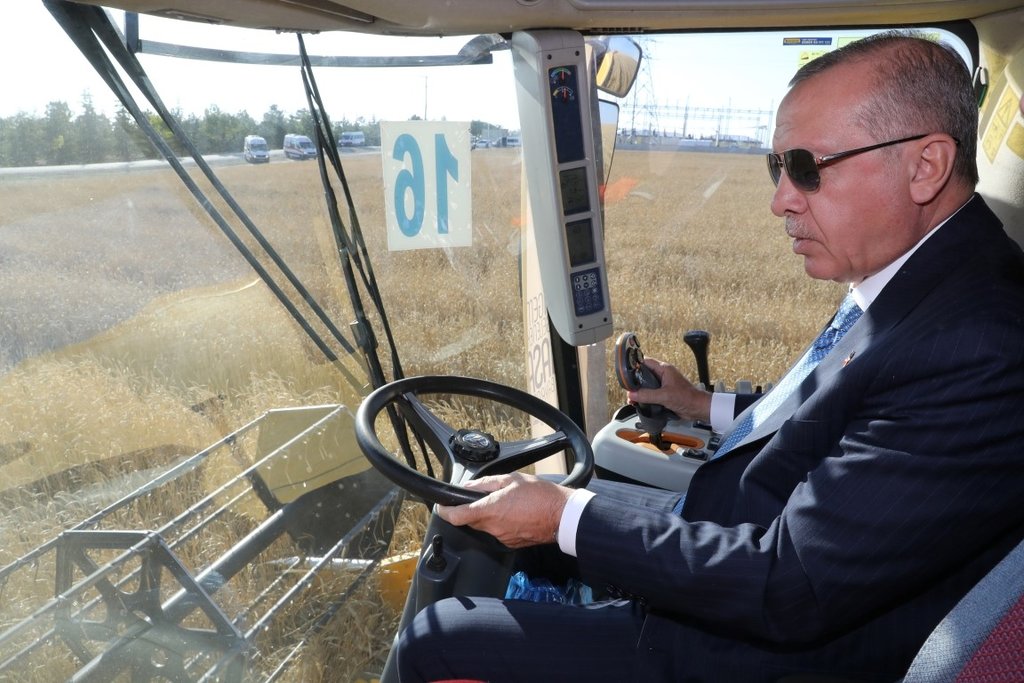Başkan Erdoğan biçerdöverde buğday hasatı yaptı