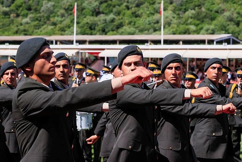 İzmir’de intibak eğitimini tamamlayan subay adayları yemin etti