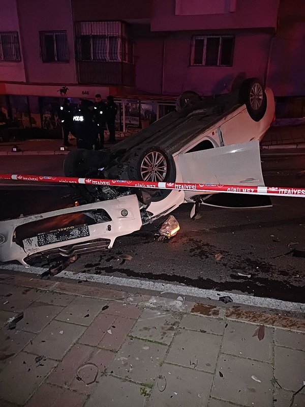 Kamyonet ile otomobil çarpıştı: 2 kişi öldü