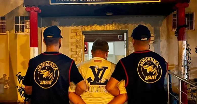 İzmir’de film gibi operasyon! 15 yıl hapis cezası bulunan firari operasyonla yakalandı