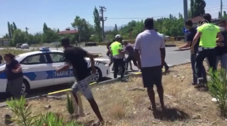 Muğla’da ehliyetsiz sürücü ve yakınları ceza yazmak isteyen polise saldırdı