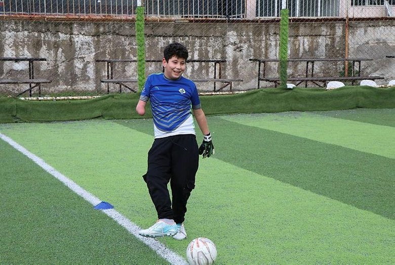 Engeline aldırmadan kaleciliği seçti! Muslera hayranı minik kaleci