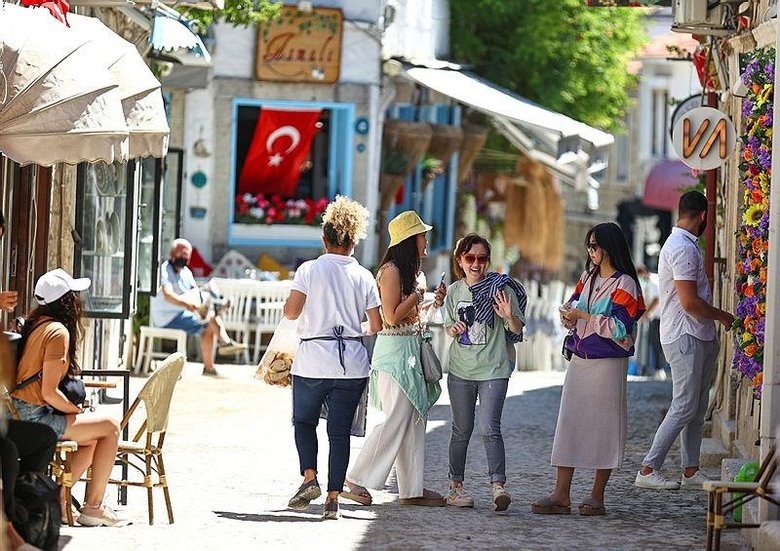 Kovid-19 sayılarındaki düşüş ve aşılamadaki artış Çeşme turizmini hareketlendirdi