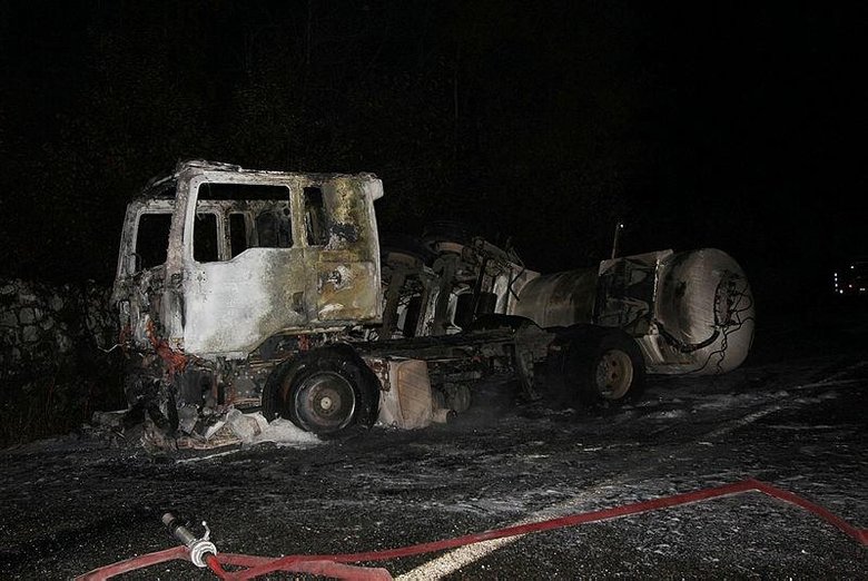 Asit yüklü tanker yandı! Müdahale edenler astım krizi geçirdi