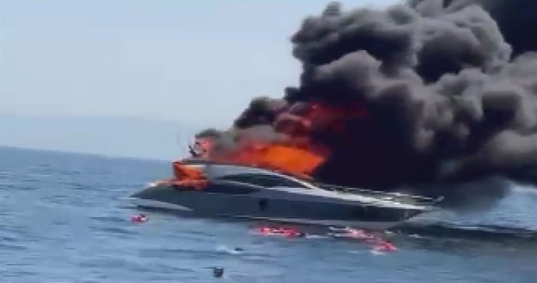 Kınalıada açıklarında teknede yangın; 16 yolcu denize atlayarak canını kurtardı