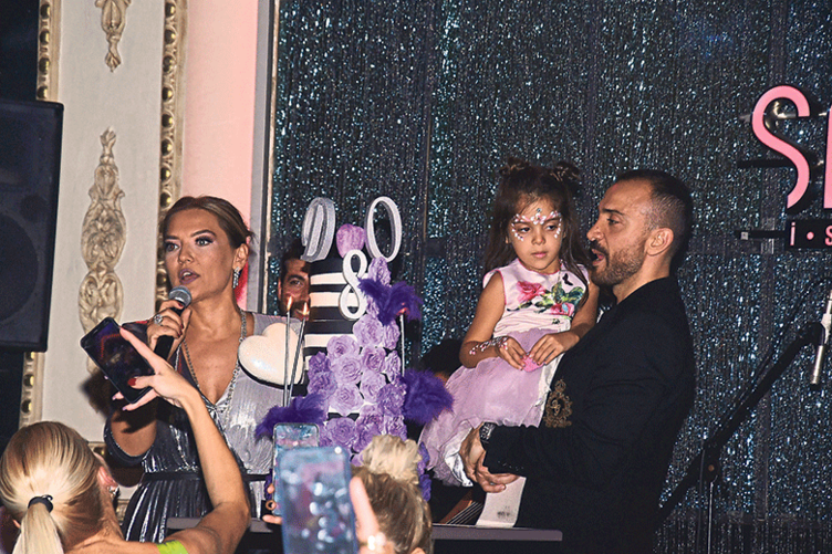 Demet Akalın ile boşandığı eşi Okan Kurt’un 8. yıl kutlamasına yıldız yağdı!