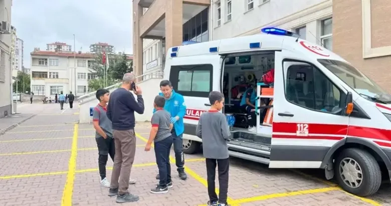 Okulda yangın alarmına basan öğrenci izdihama neden oldu: 14 yaralı