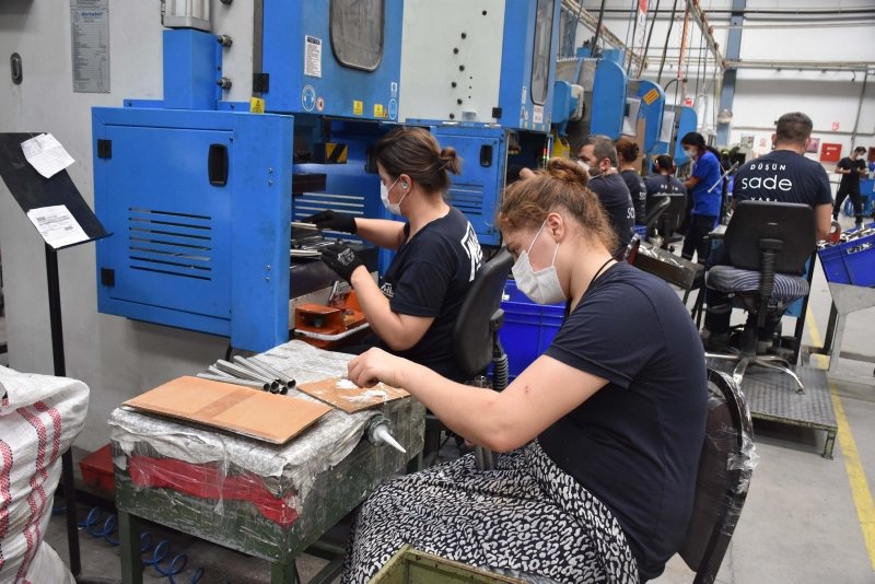 İzmir’deki o fabrikada kaynak tezgahları kadınlara emanet