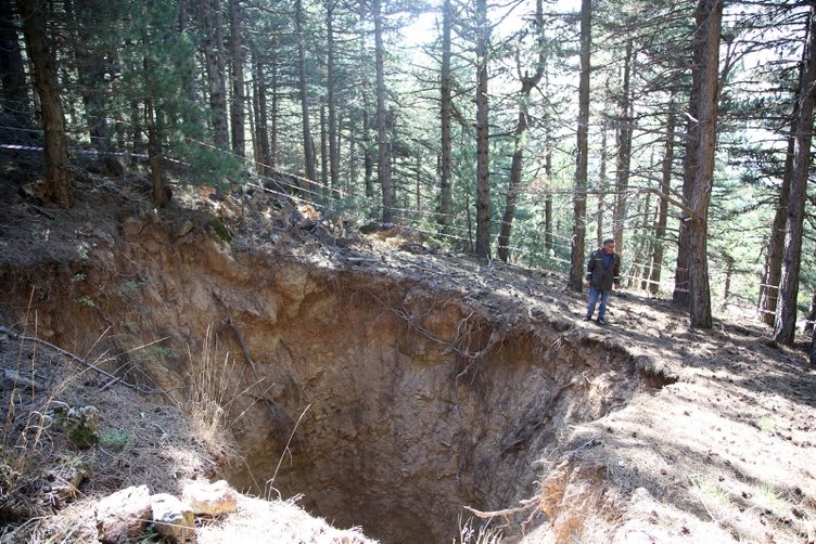 Manisa’da Spil Dağı’ndaki bu görüntü korkutmuştu! Vatandaşlar uyarıldı! Obruk araştırılıyor