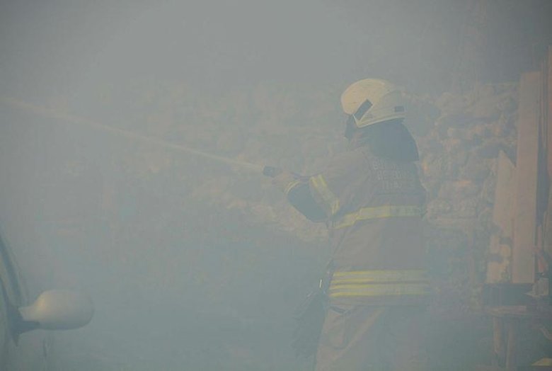 İzmir’de konteyner evde yangın dehşeti! Karı-koca hastanelik oldu