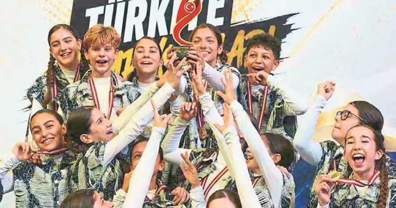 Hip Hop Şampiyonası’nda almadık kupa bırakmadılar