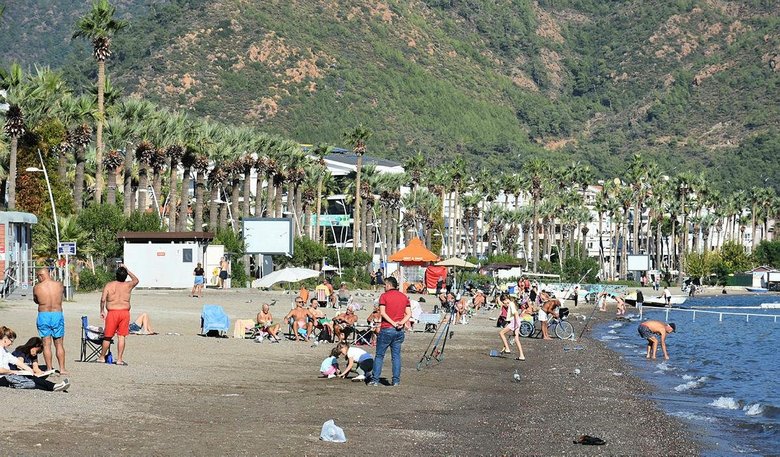 Marmaris’te ’pastırma yazı’ keyfi; denize girip, plajda eğlendiler