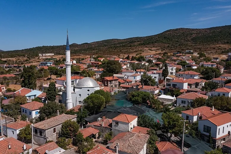 izmirin-koyu-dunyanin-en-iyileri-arasina-girdi-odulu-koy-meydanina-konuldu-1789386753556.jpeg