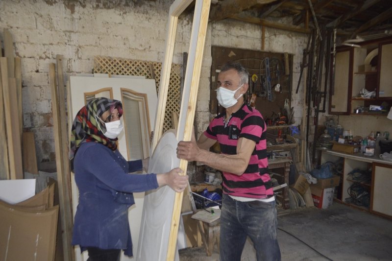 3 çocuk annesi kadın eşine yardım için başladı, marangoz ustası oldu