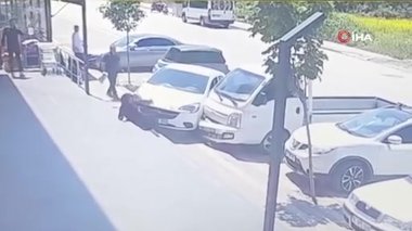 Otomobilini park ederken öğrencileri ezdi!