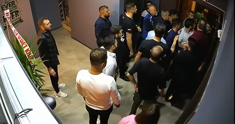 Alkollü mekanda sigara denetimi yapan polisi darbetti