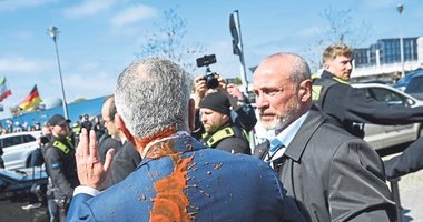 Devrik İran şahının oğlu Pehlevi’ye boyalı saldırı